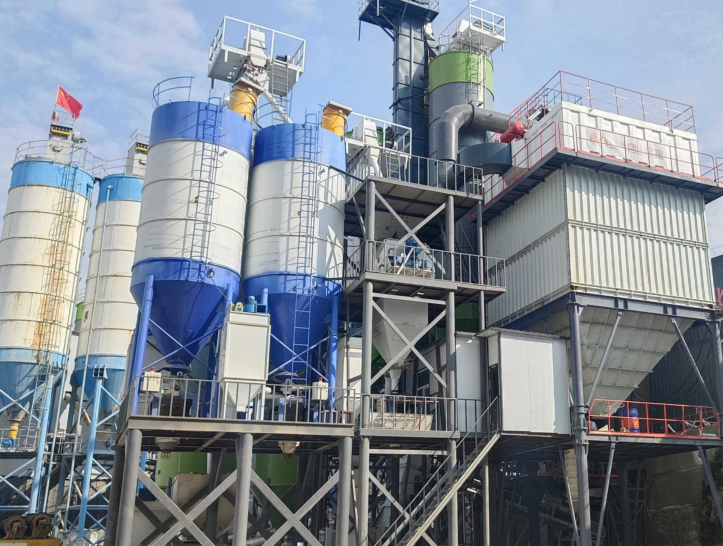 機(jī)制砂成建筑用砂主要來(lái)源，唐山金路制砂樓提供高標(biāo)準(zhǔn)機(jī)制砂生產(chǎn)設(shè)備