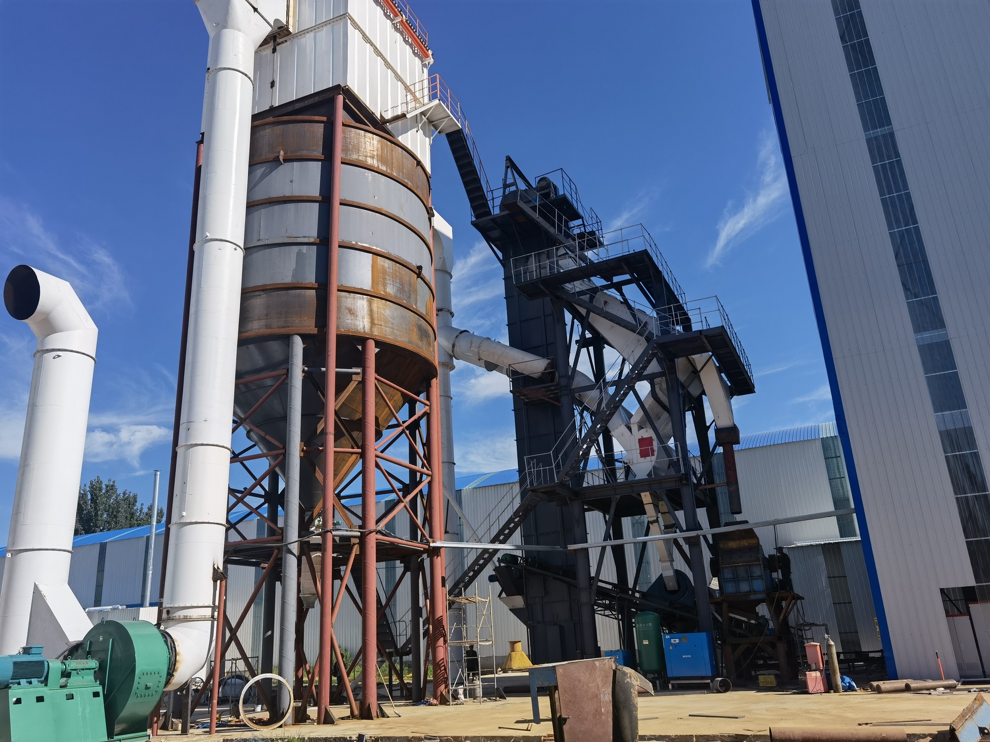 投資石灰石制砂生產(chǎn)線如何選擇設(shè)備？制砂樓怎么樣？